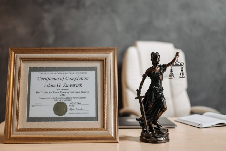 Certificado legal enmarcado con estatua de la Justicia y documentos sobre un escritorio de oficina
