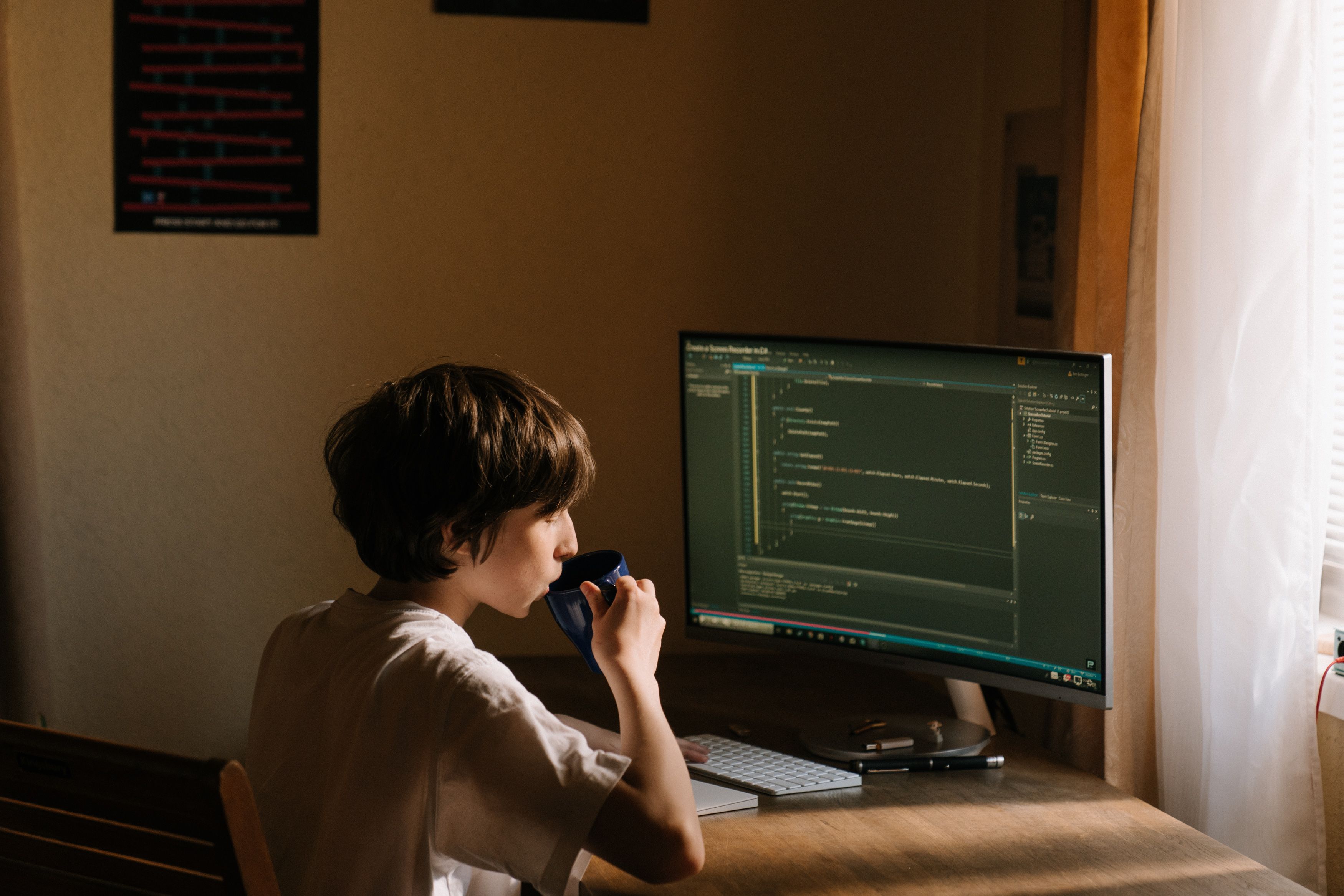 Joven consultando programas sociales en computadora