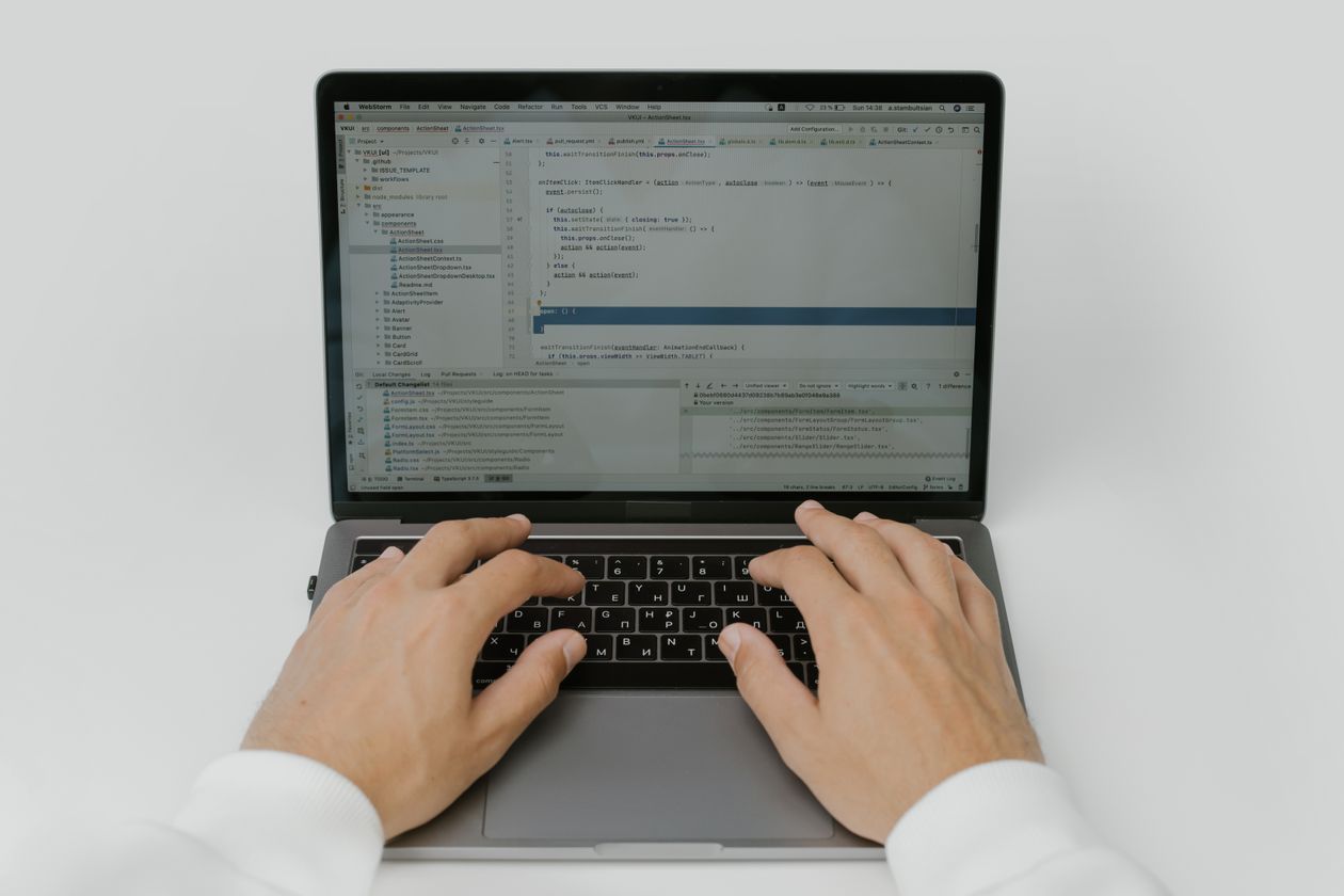 Teclado de laptop con manos escribiendo para tramites digitales del SAT efirma electronica