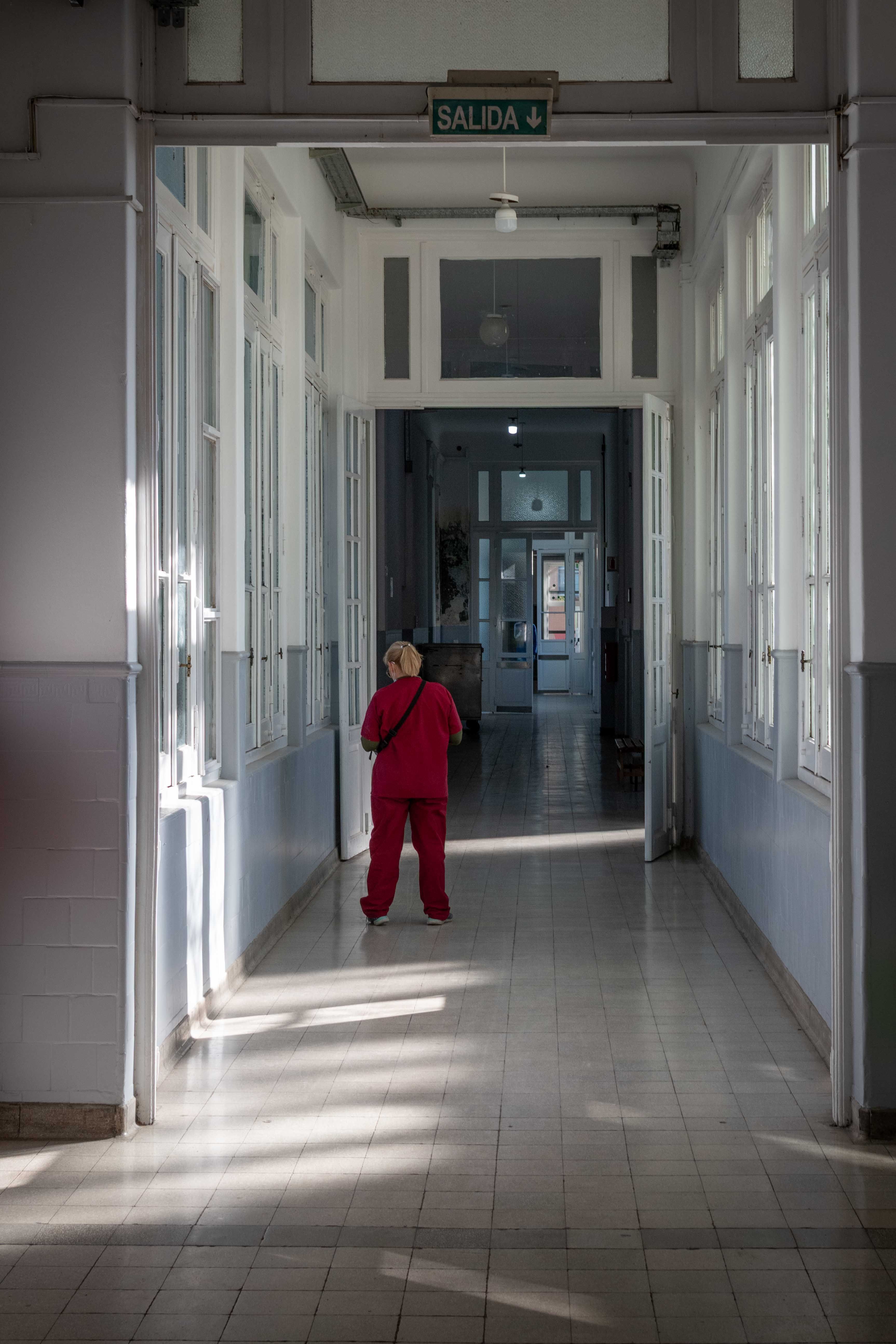 Enfermera caminando por pasillo iluminado de hospital en Mexico