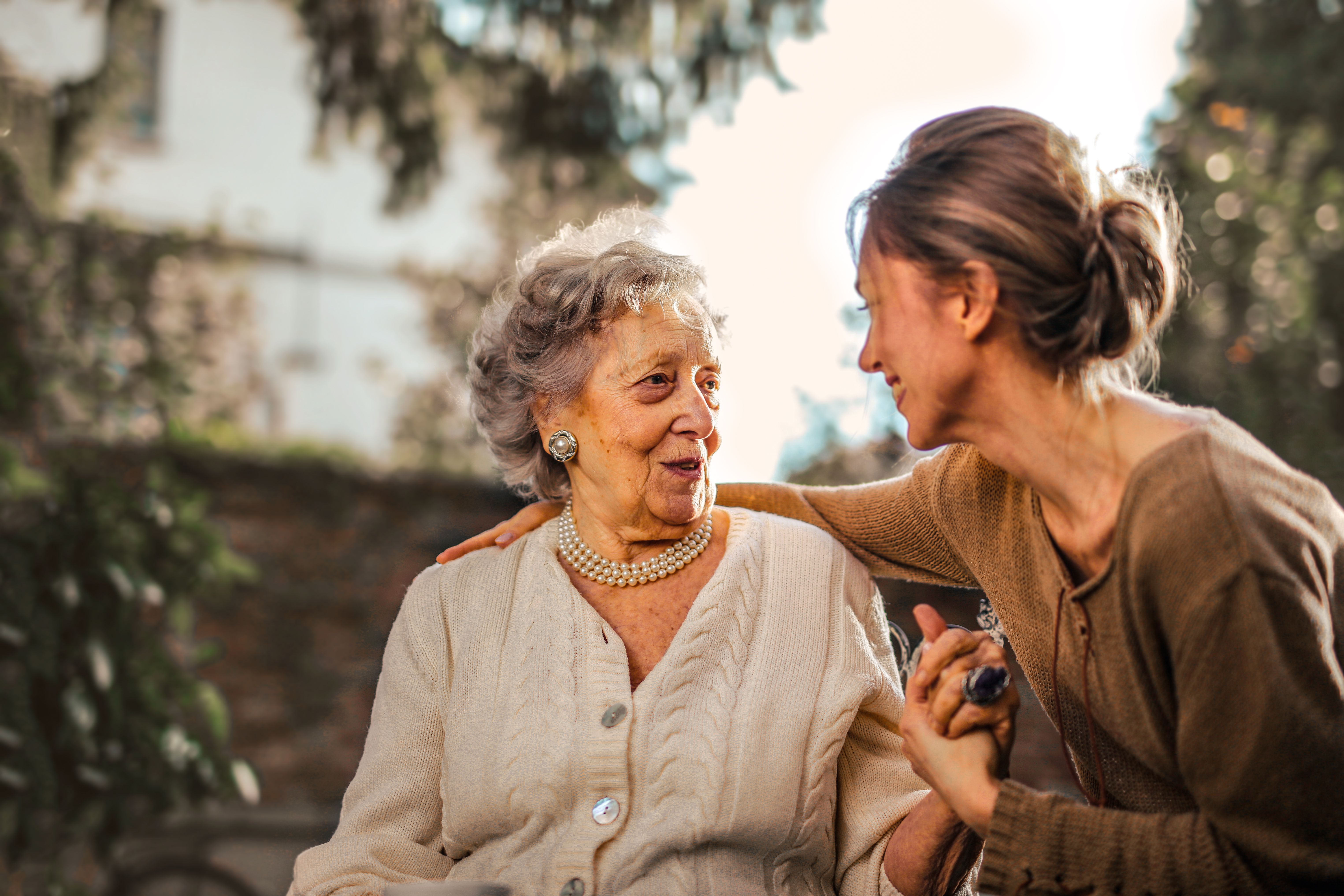 Persona adulta mayor sonriendo en un ambiente hogareño — Foto de Andrea Piacquadio en Pexels (https://www.pexels.com/photo/3768131/)