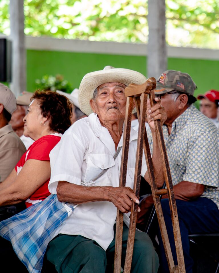 Persona mayor recibiendo atencion en programa social del gobierno de Mexico