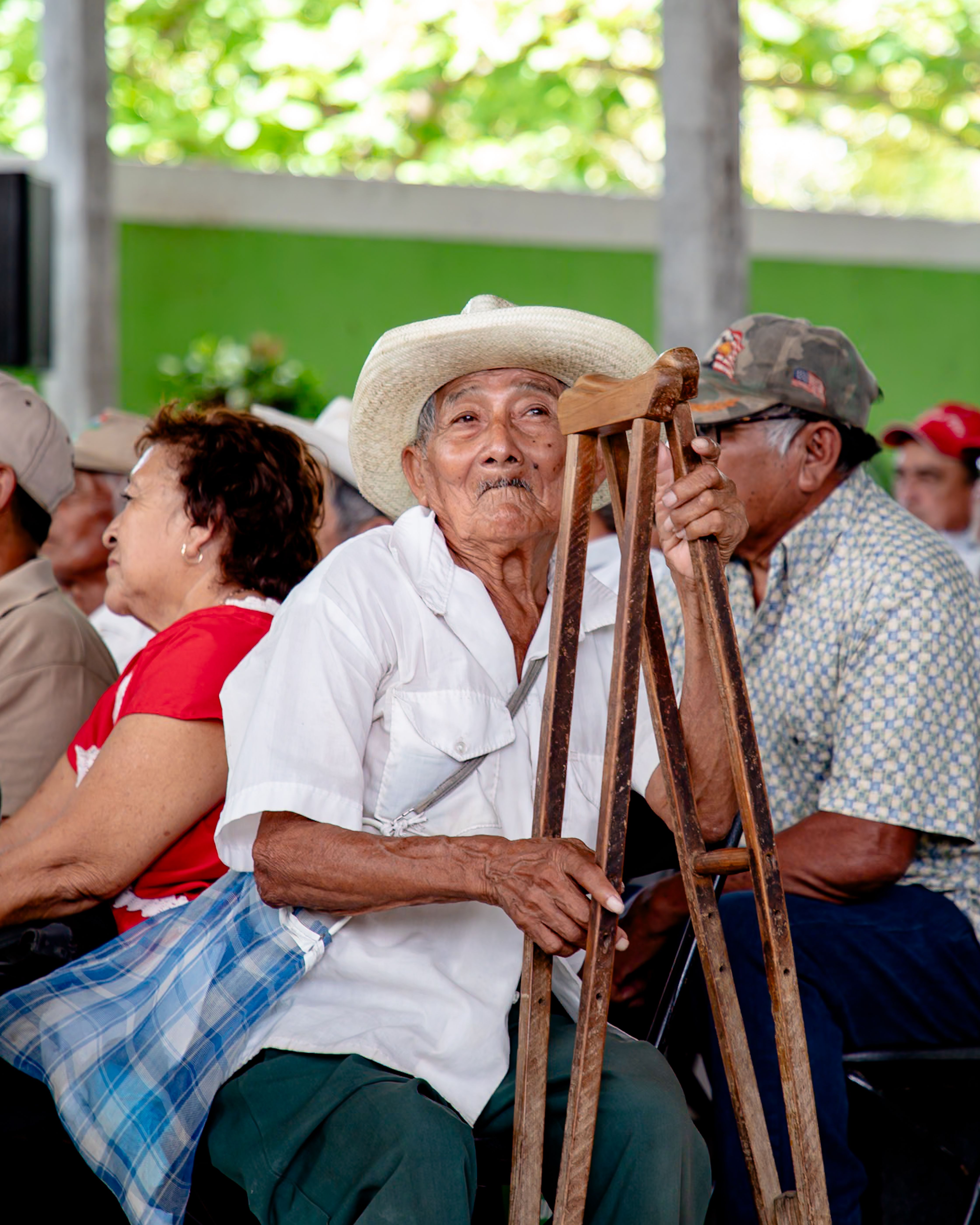 Persona mayor recibiendo atención en programa social del gobierno de México