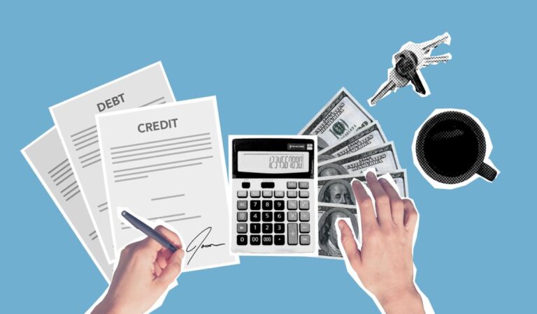 Persona firmando contrato de prestamo personal con documentos y dinero sobre la mesa